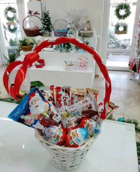 Сладкая корзина с киндерами