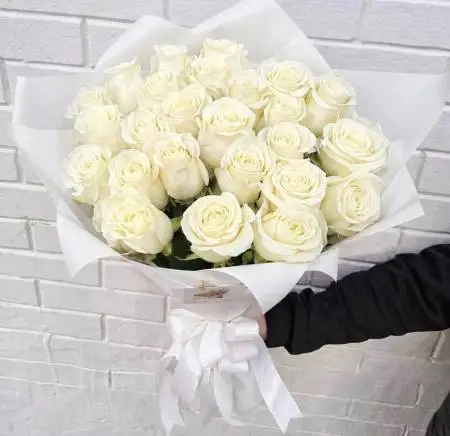 Букет из 25 белых роз 